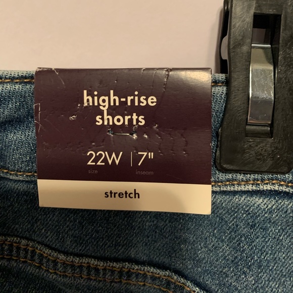 NWT Ava Viv Distressed Blue Jean Shorts - Picture 4 of 4